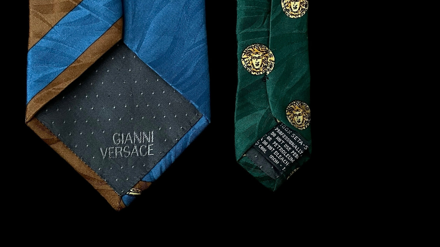 Vintage green abstract crepe silk jacquard tie by GIANNI VERSACE (9.5 cm by 147 cm)