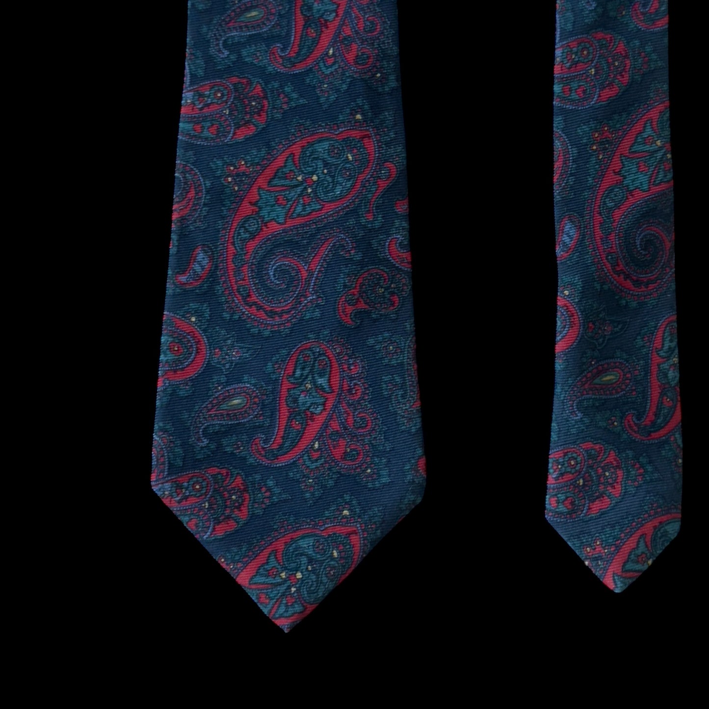 BURBERRYS Vintage Navy Blue Paisley Silk Tie (8.7 cm by 148 cm)