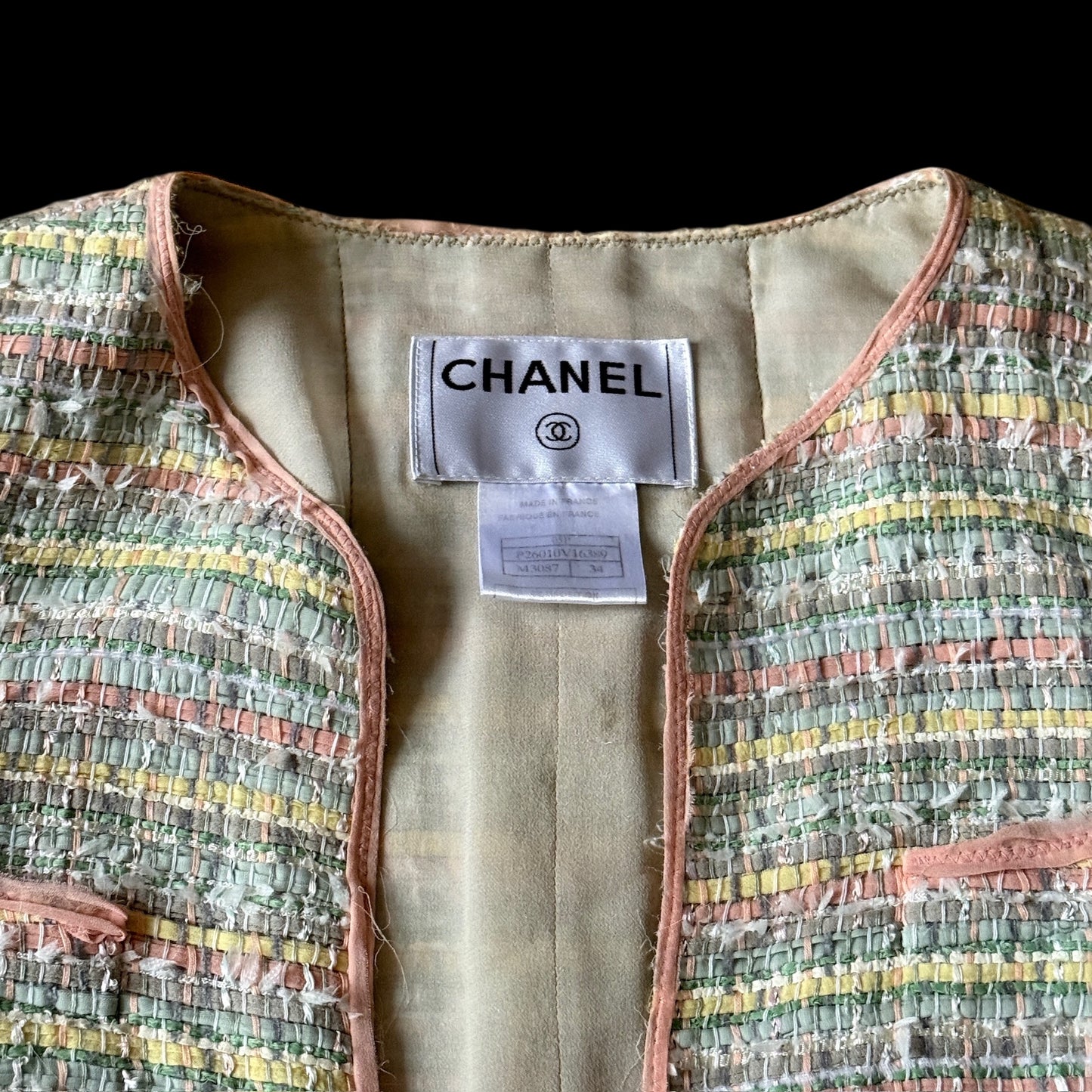 CHANEL Vintage Light Grey Tweed Jacket. Size 34 (Extra Small).